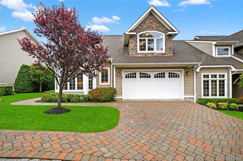 29 Michael Roberts Court, Pearl River, NY 10965 - Photo 2 of 44