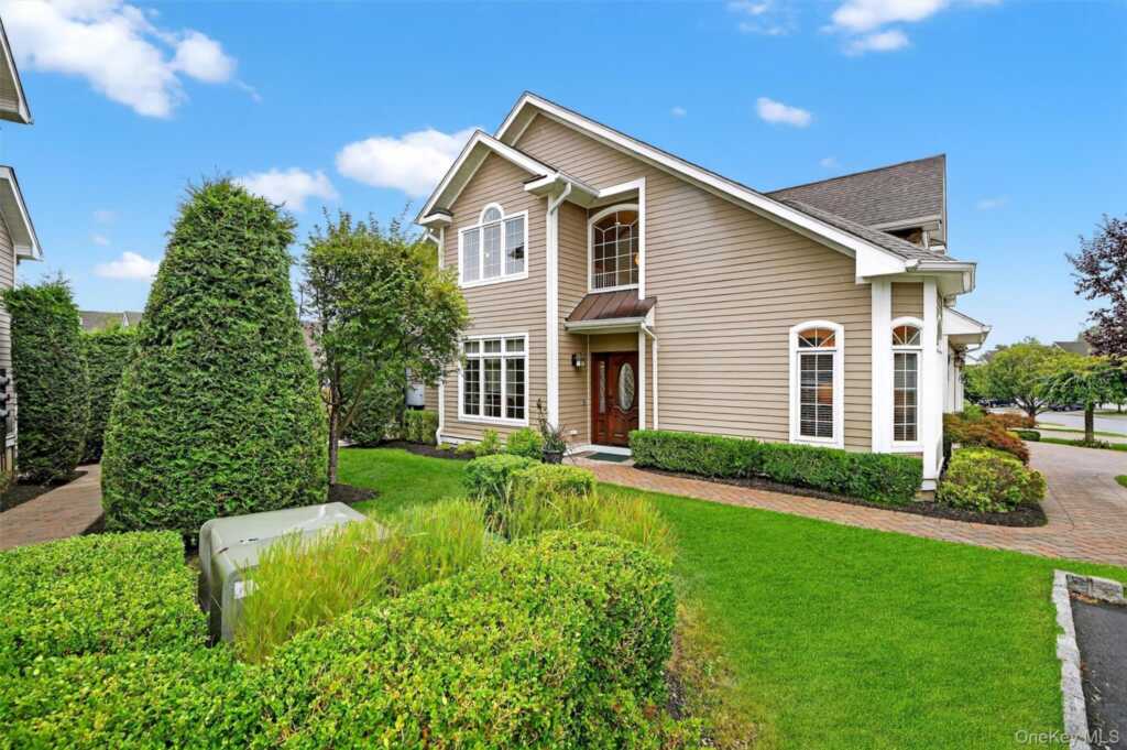 29 Michael Roberts Court, Pearl River, NY 10965 - Photo 3 of 44
