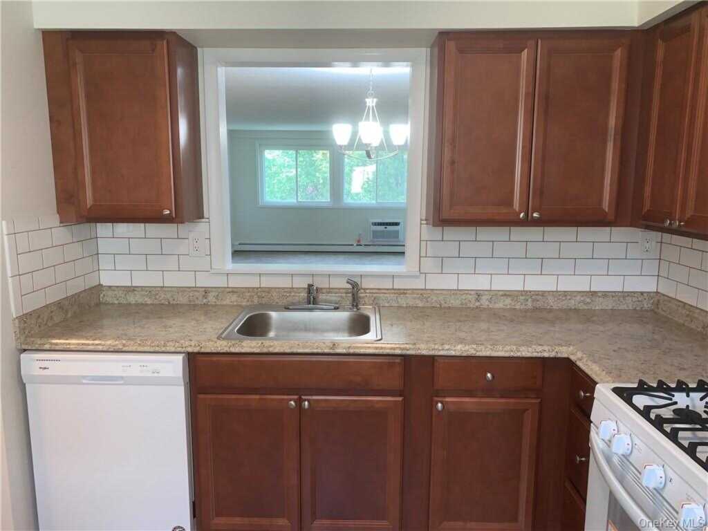 85 Middletown Road, Unit #C4, Nanuet, NY 10954 - Photo 3 of 14