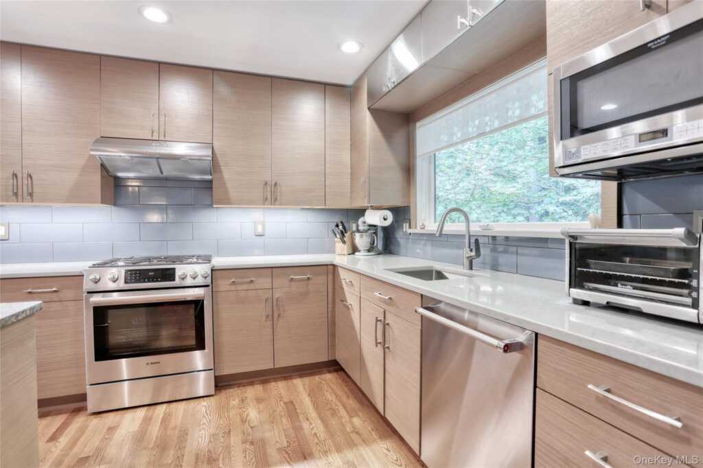 4 Steinway Court, Suffern, NY 10901 - Photo 8 of 32