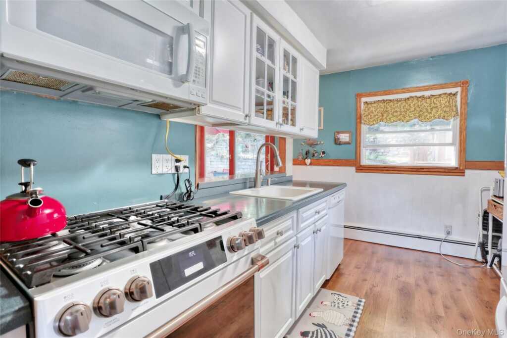 31 Lexow Avenue, Nanuet, NY 10954 - Photo 5 of 24