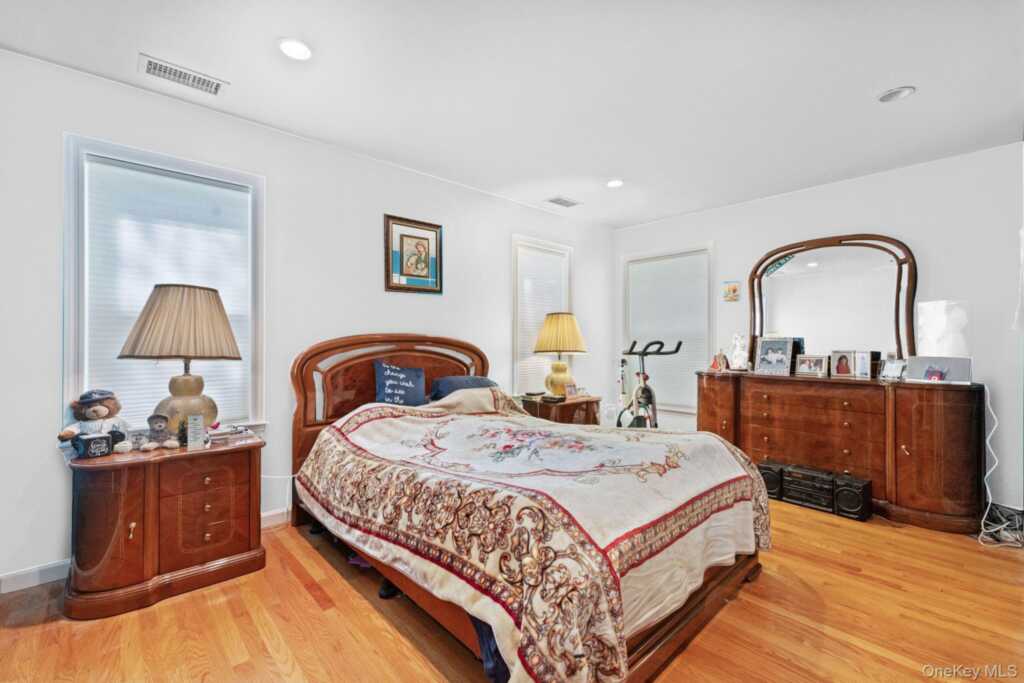 100 Daisy Farms Drive, New Rochelle, NY 10804 - Photo 17 of 30