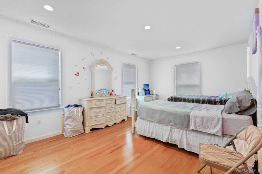 100 Daisy Farms Drive, New Rochelle, NY 10804 - Photo 19 of 30