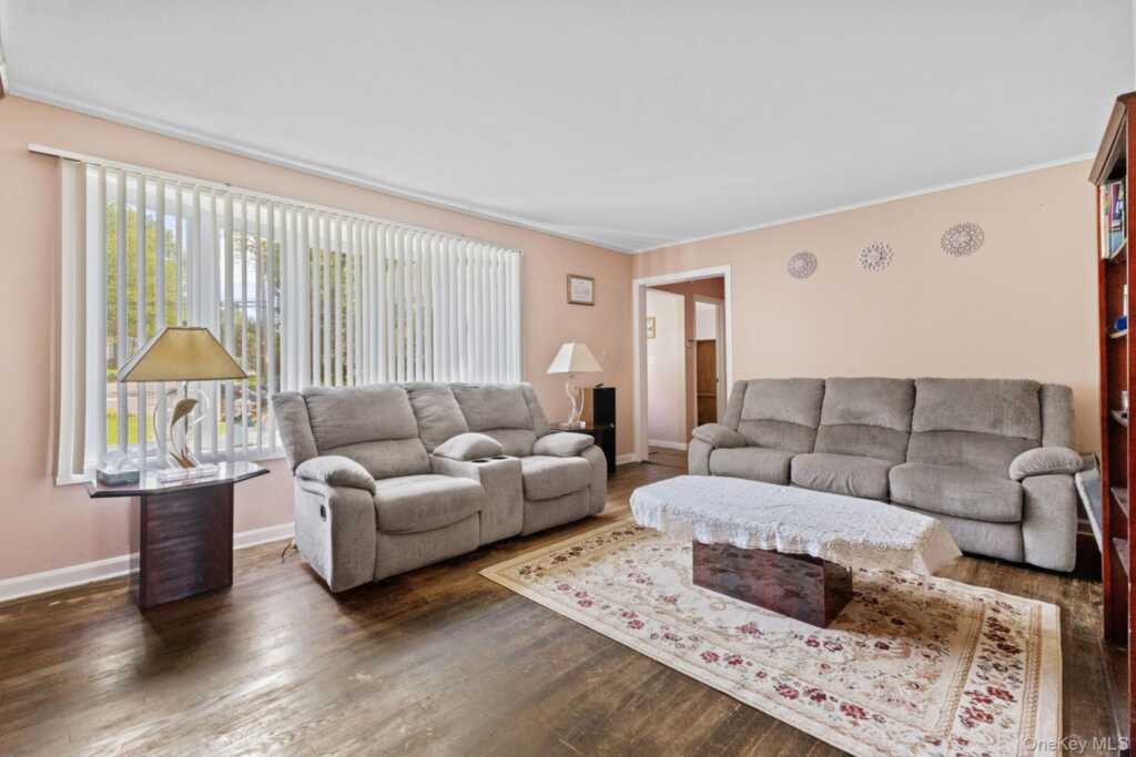 100 Daisy Farms Drive, New Rochelle, NY 10804 - Photo 2 of 30