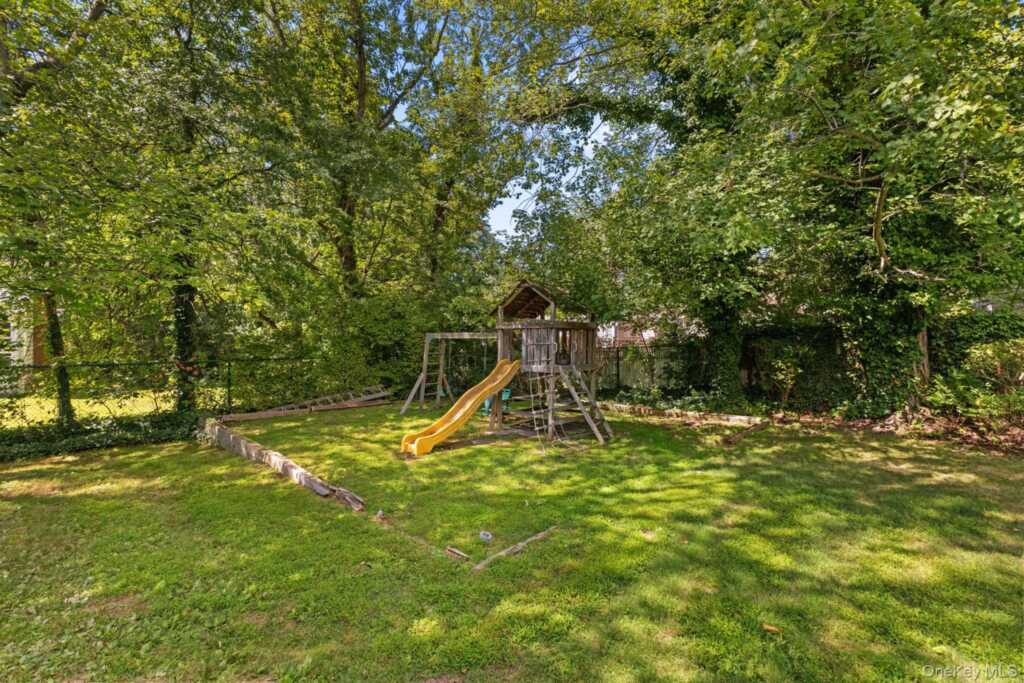100 Daisy Farms Drive, New Rochelle, NY 10804 - Photo 23 of 30