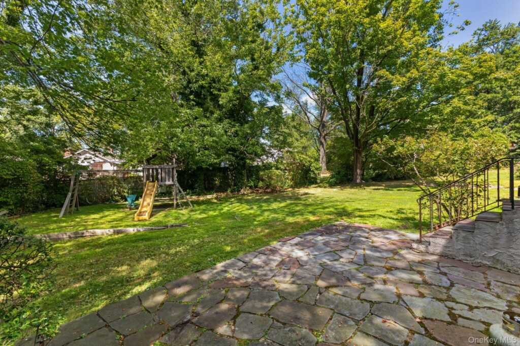 100 Daisy Farms Drive, New Rochelle, NY 10804 - Photo 24 of 30