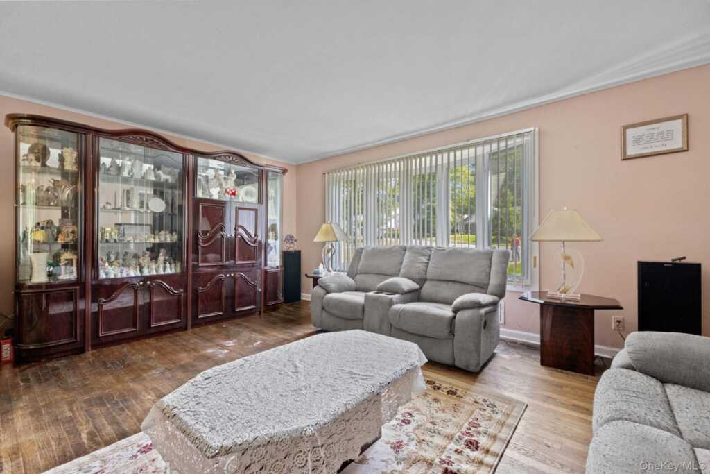 100 Daisy Farms Drive, New Rochelle, NY 10804 - Photo 3 of 30