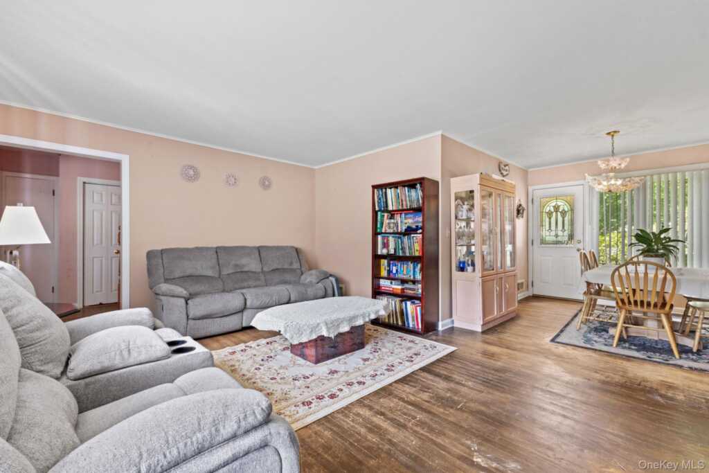 100 Daisy Farms Drive, New Rochelle, NY 10804 - Photo 4 of 30