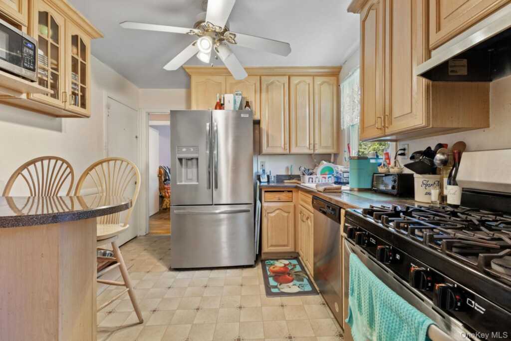 100 Daisy Farms Drive, New Rochelle, NY 10804 - Photo 8 of 30