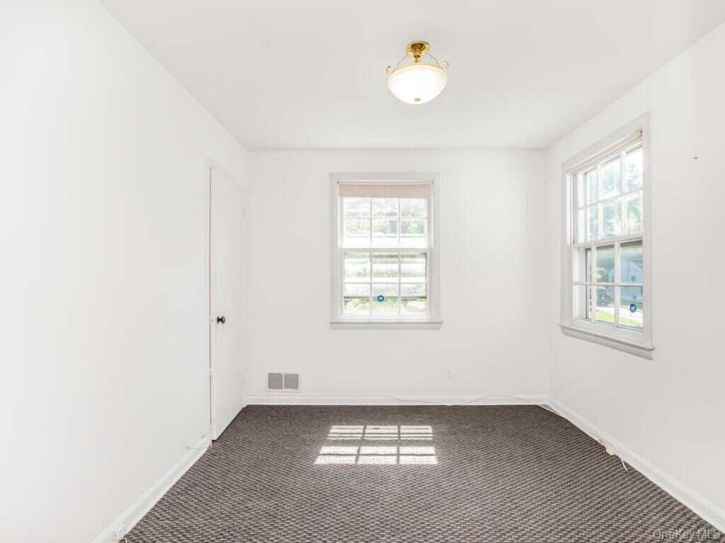 90 Daisy Farms Drive, New Rochelle, NY 10804 - Photo 19 of 45