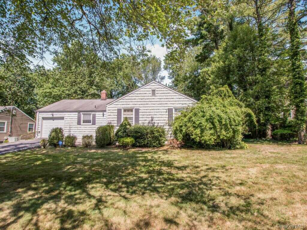 90 Daisy Farms Drive, New Rochelle, NY 10804 - Photo 2 of 45