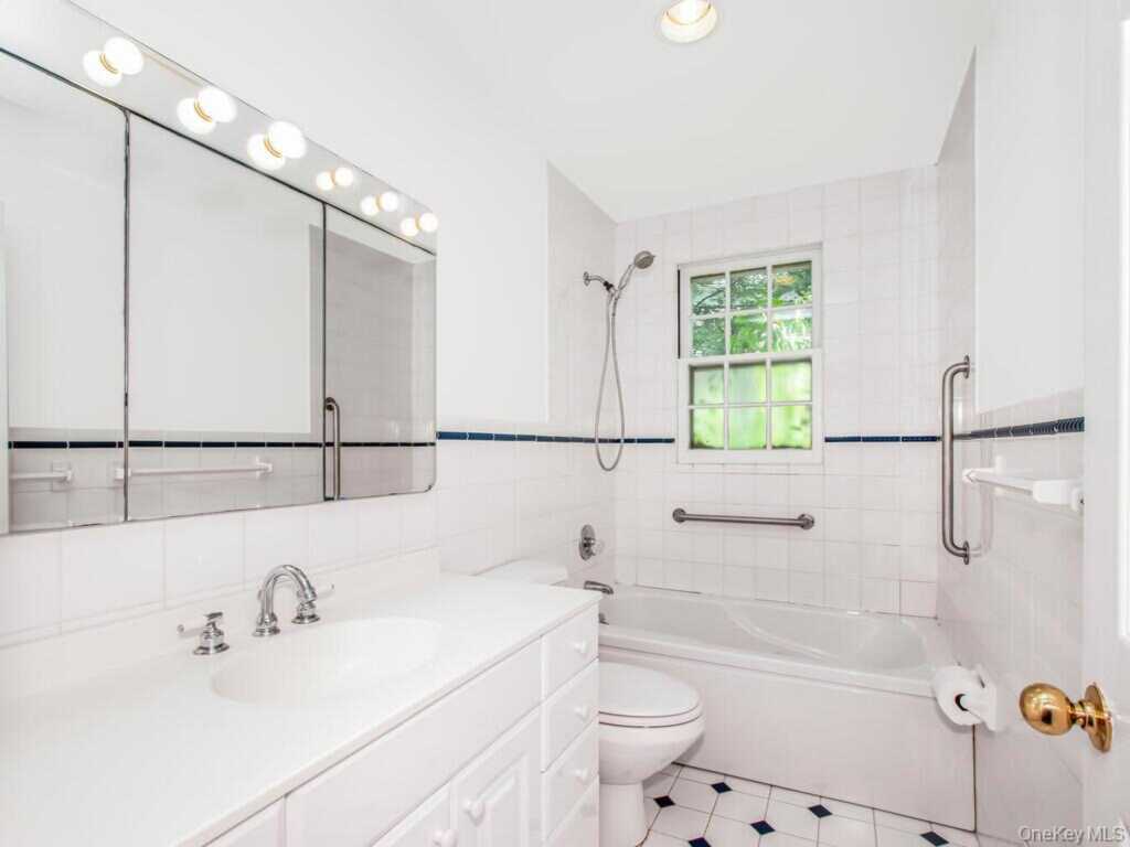 90 Daisy Farms Drive, New Rochelle, NY 10804 - Photo 23 of 45