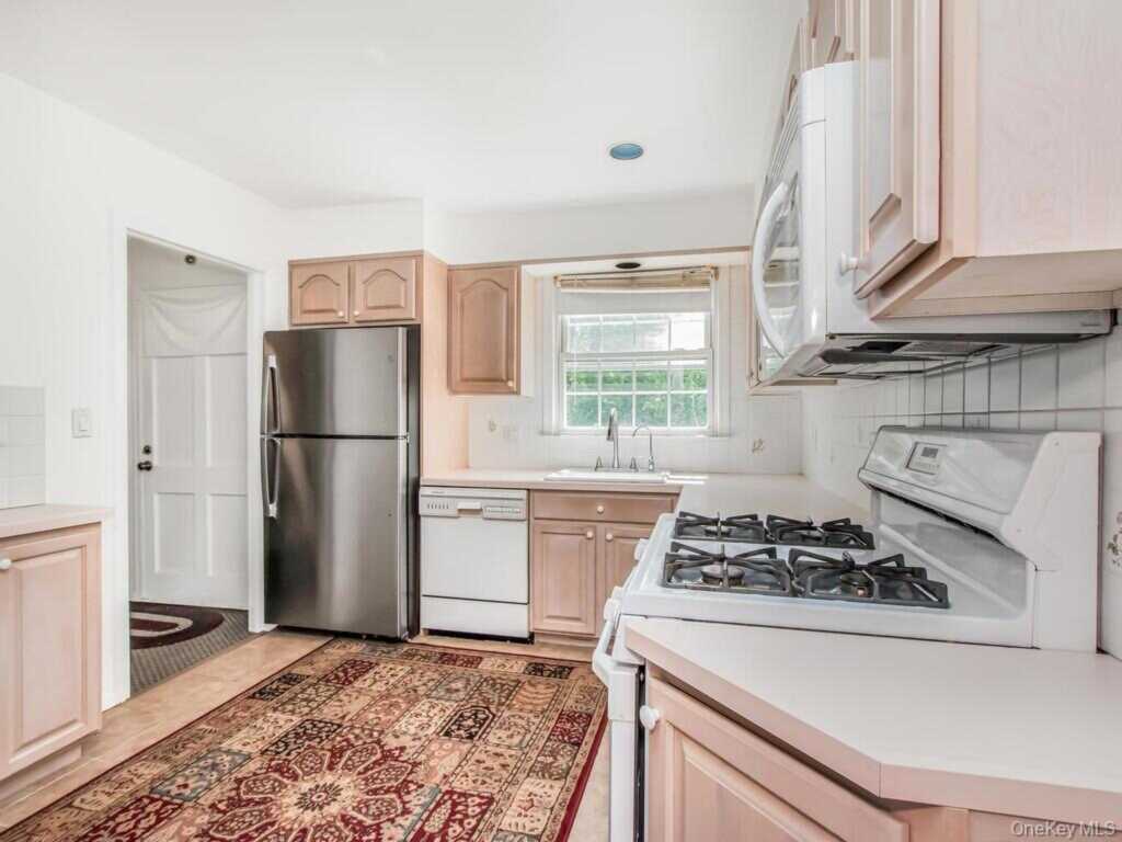 90 Daisy Farms Drive, New Rochelle, NY 10804 - Photo 7 of 45