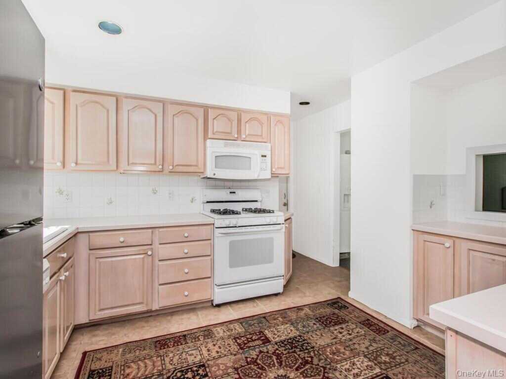 90 Daisy Farms Drive, New Rochelle, NY 10804 - Photo 8 of 45