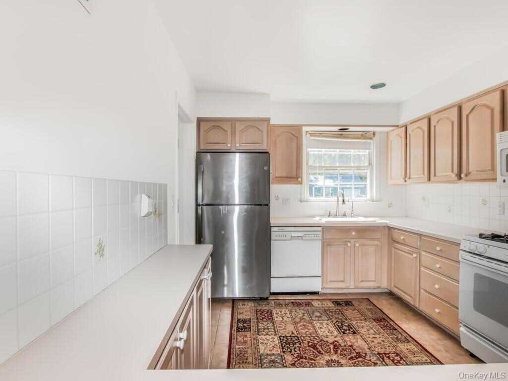 90 Daisy Farms Drive, New Rochelle, NY 10804 - Photo 9 of 45