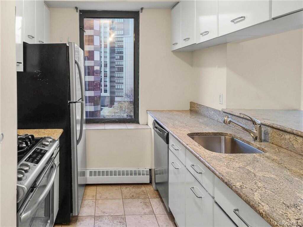 4 Martine Avenue, Unit #617, White Plains, NY 10606 - Photo 8 of 32