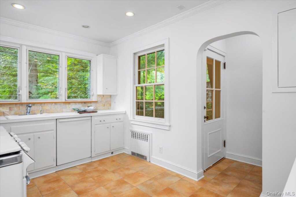 120 Lyncroft Road, New Rochelle, NY 10804 - Photo 10 of 34