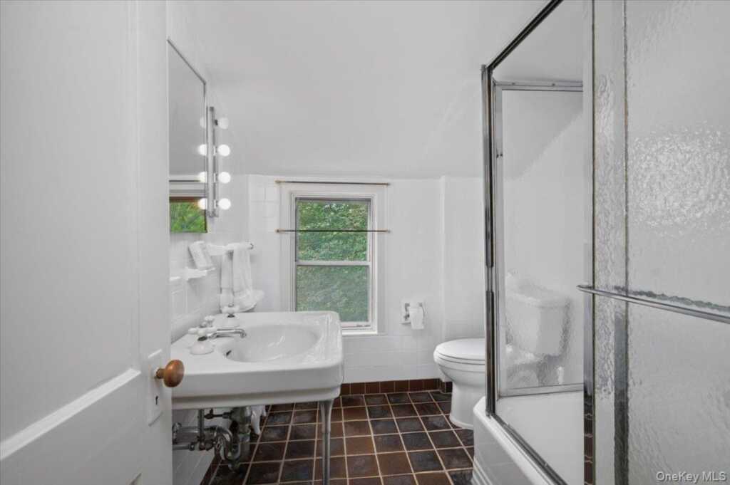 120 Lyncroft Road, New Rochelle, NY 10804 - Photo 21 of 34