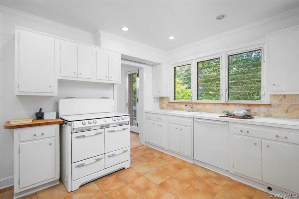 120 Lyncroft Road, New Rochelle, NY 10804 - Photo 9 of 34
