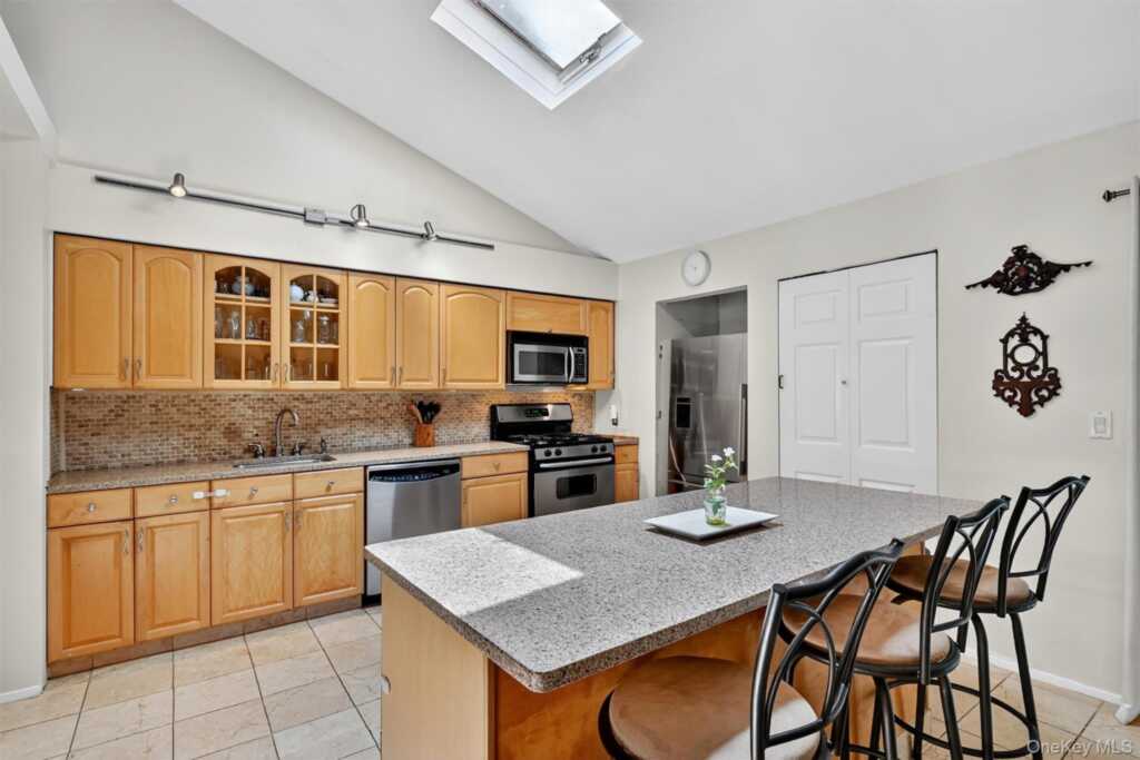 731 Manette Lane, Valley Cottage, NY 10989 - Photo 11 of 50