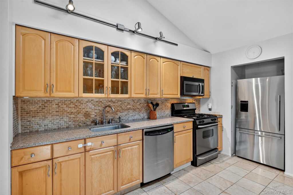 731 Manette Lane, Valley Cottage, NY 10989 - Photo 13 of 50