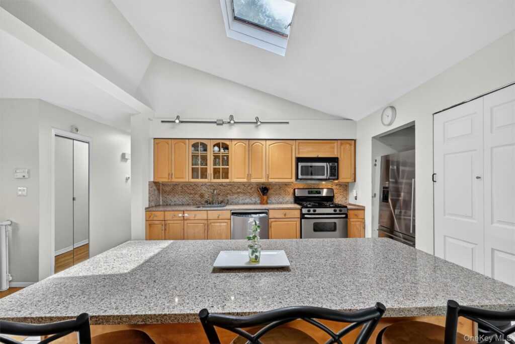 731 Manette Lane, Valley Cottage, NY 10989 - Photo 14 of 50