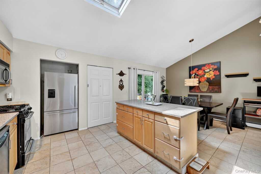 731 Manette Lane, Valley Cottage, NY 10989 - Photo 15 of 50