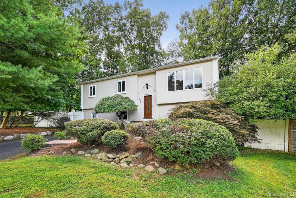 731 Manette Lane, Valley Cottage, NY 10989 - Photo 3 of 50