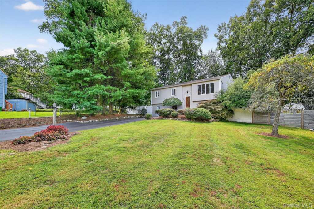 731 Manette Lane, Valley Cottage, NY 10989 - Photo 5 of 50