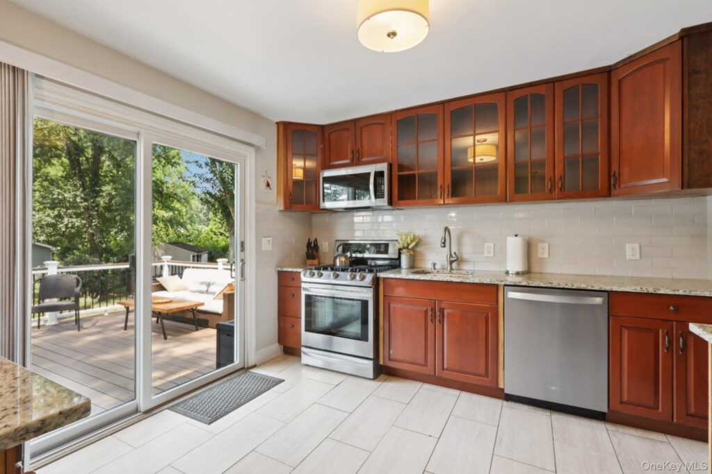 961 Tilton Road, Valley Cottage, NY 10989 - Photo 4 of 41