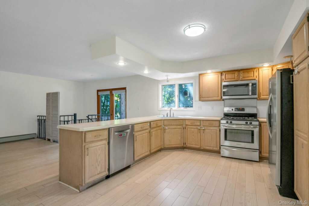 75 Woodcrest Avenue, White Plains, NY 10604 - Photo 11 of 33