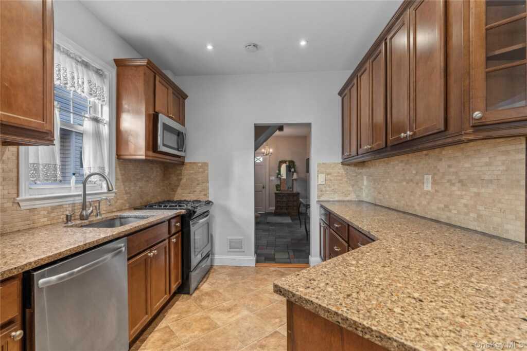 20 Lincoln Street, New Rochelle, NY 10801 - Photo 6 of 29