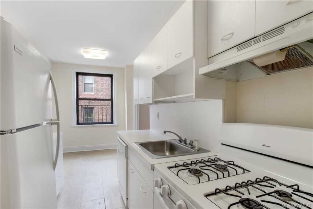 234 Martine Avenue, Unit #5K, White Plains, NY 10601 - Photo 7 of 14