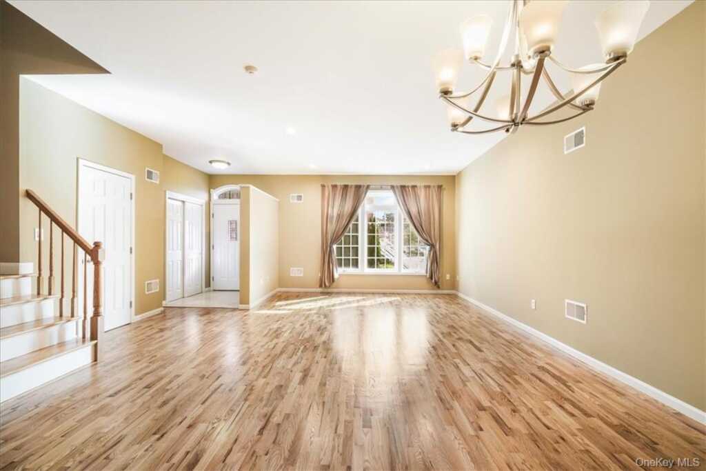58 Alexander Court, Nanuet, NY 10954 - Photo 4 of 36