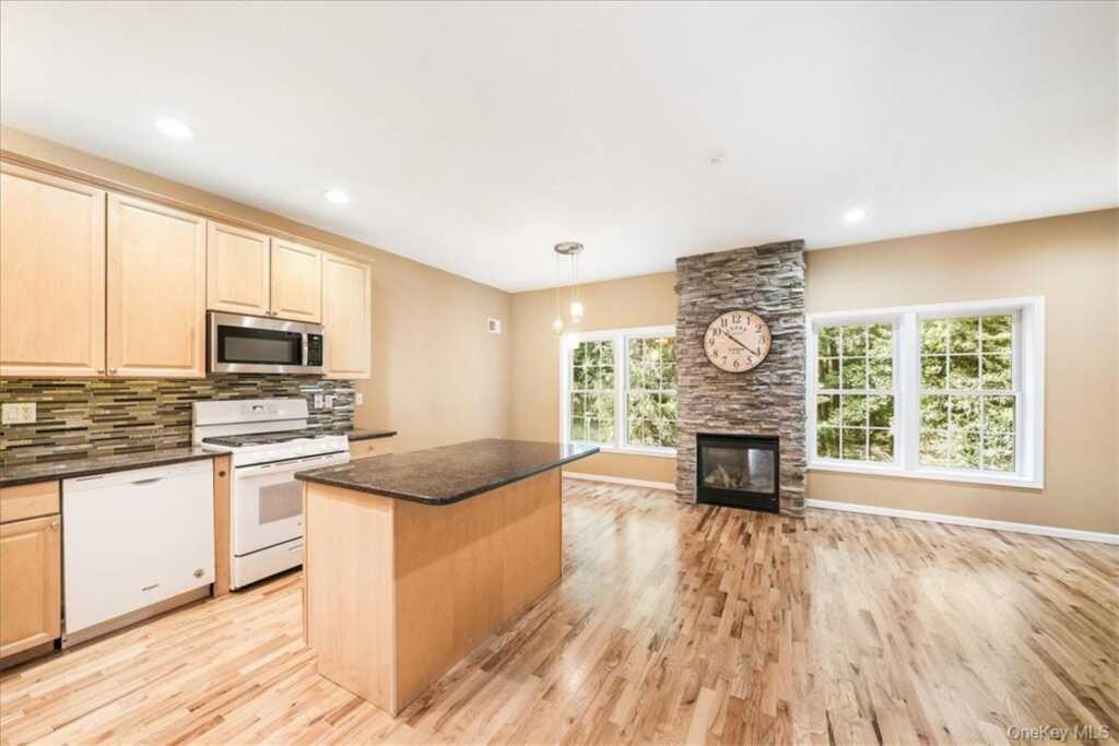 58 Alexander Court, Nanuet, NY 10954 - Photo 6 of 36