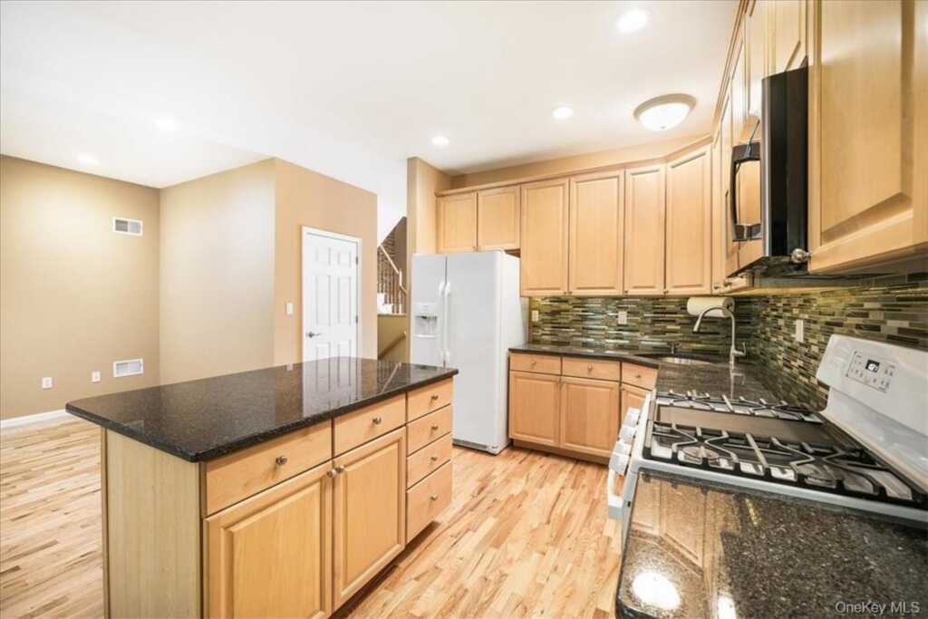 58 Alexander Court, Nanuet, NY 10954 - Photo 8 of 36