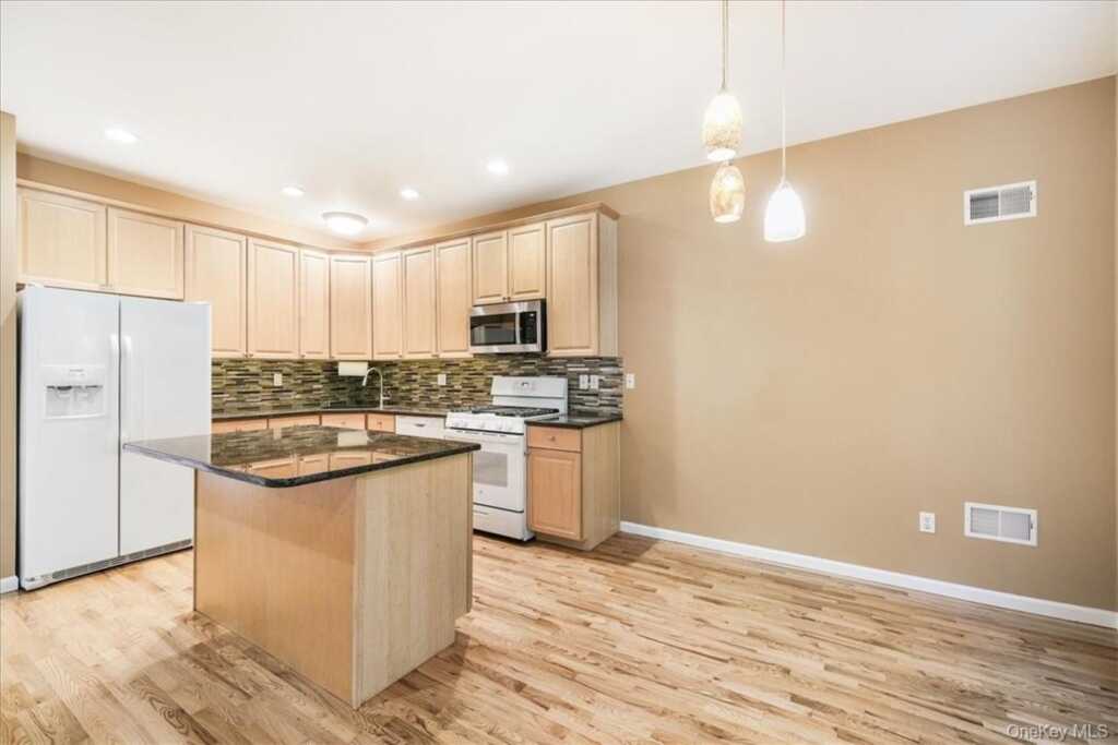 58 Alexander Court, Nanuet, NY 10954 - Photo 9 of 36