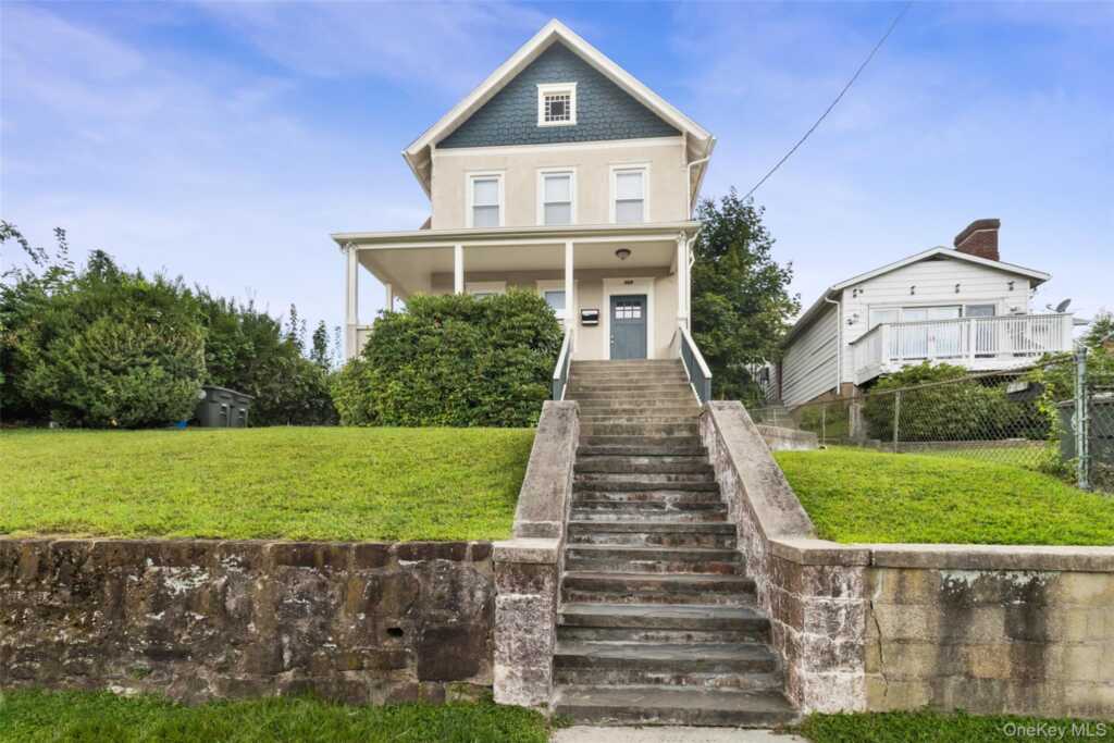 558 Locust Avenue, Rye, NY 10573 - Photo 2 of 39