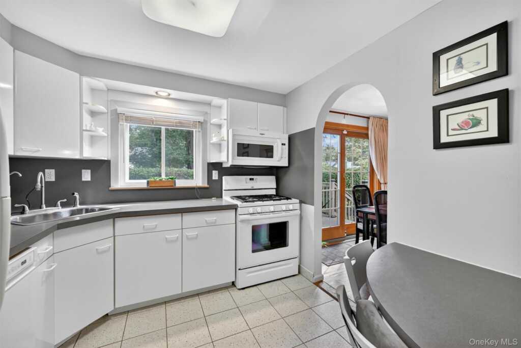 15 Bellows Lane, New City, NY 10956 - Photo 5 of 22