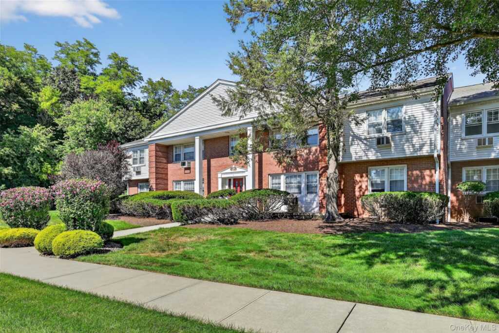 16 Round tree Circle Circle, Piermont, NY 10960 - Photo 3 of 25