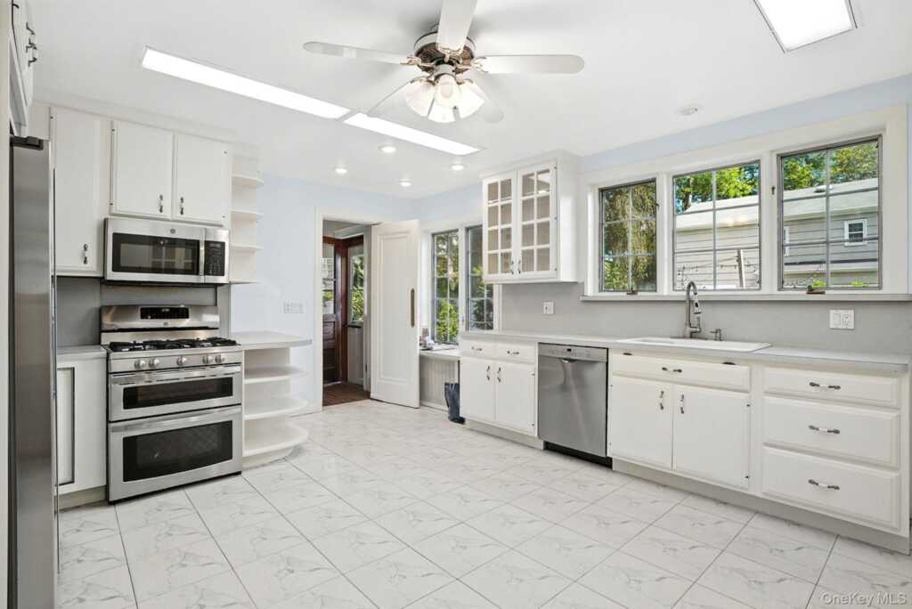 11 Robinhood Road, White Plains, NY 10605 - Photo 17 of 47