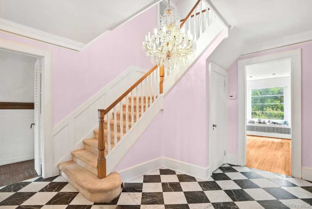 11 Robinhood Road, White Plains, NY 10605 - Photo 7 of 47