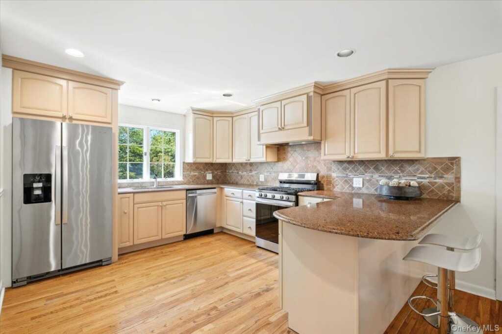 429 Grand Boulevard, New Rochelle, NY 10583 - Photo 6 of 18