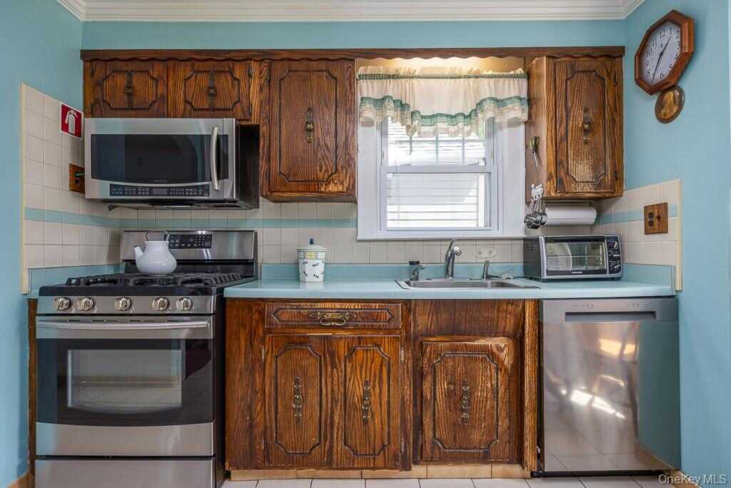 165 Forest Avenue, Pearl River, NY 10965 - Photo 19 of 32