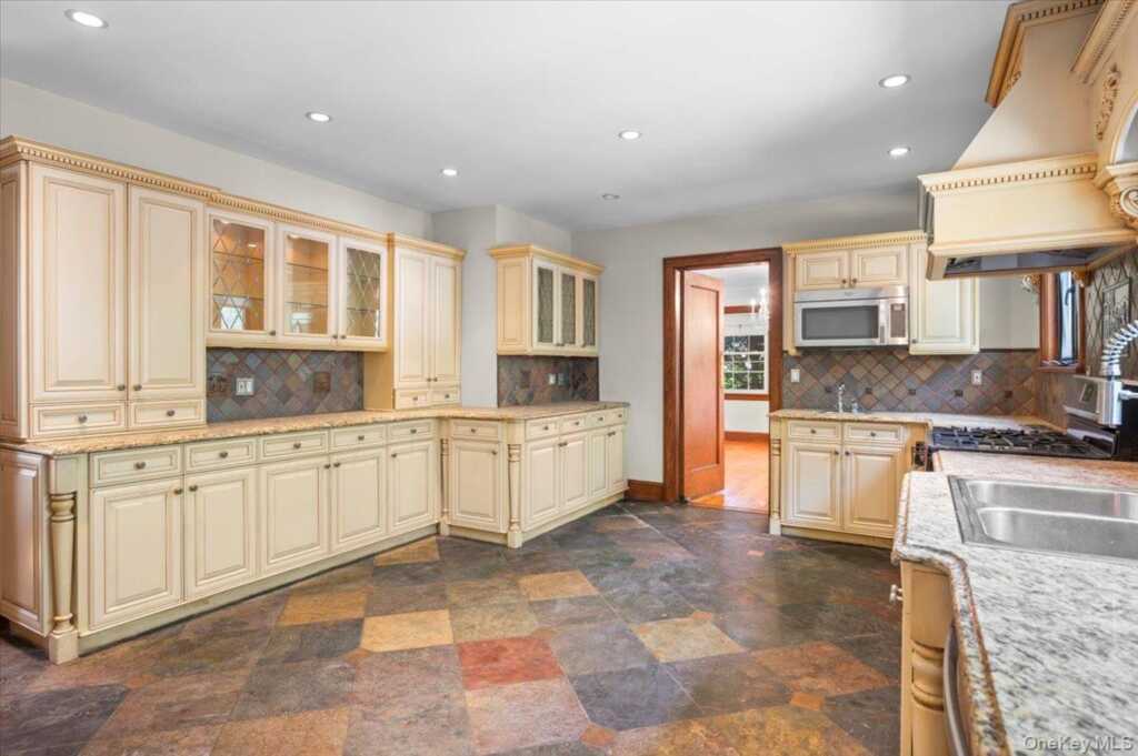 98 Rosehill Avenue, New Rochelle, NY 10804 - Photo 10 of 34
