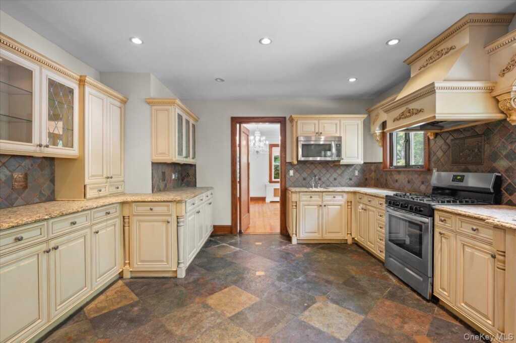98 Rosehill Avenue, New Rochelle, NY 10804 - Photo 11 of 34