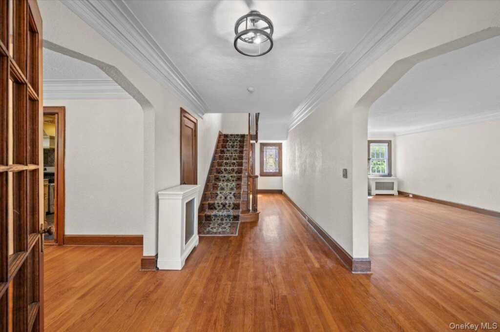 98 Rosehill Avenue, New Rochelle, NY 10804 - Photo 2 of 34