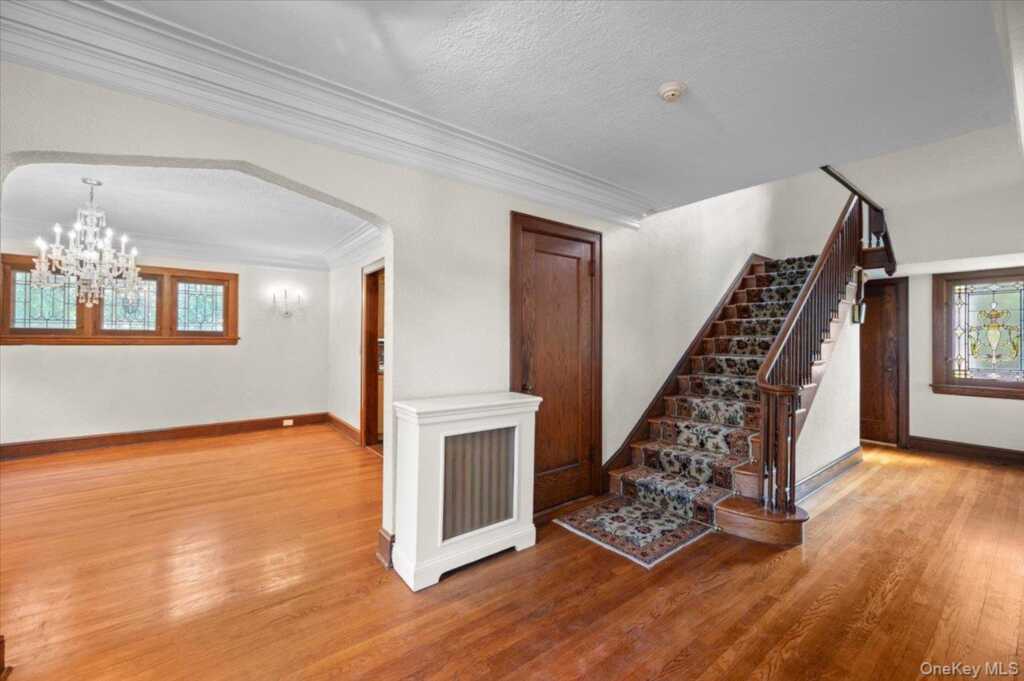 98 Rosehill Avenue, New Rochelle, NY 10804 - Photo 3 of 34