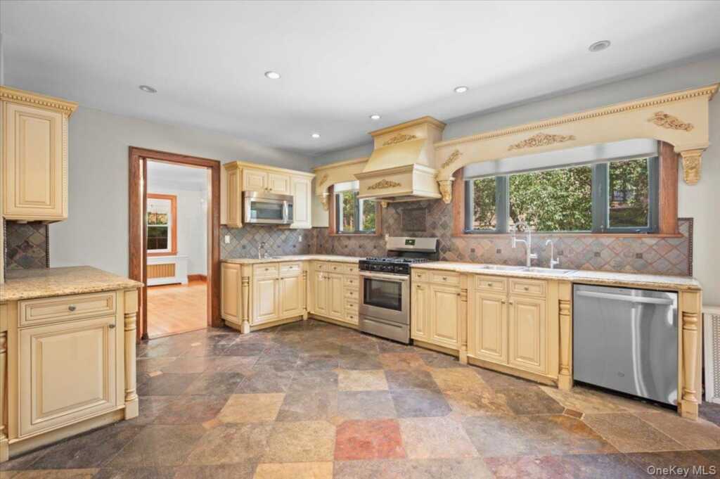 98 Rosehill Avenue, New Rochelle, NY 10804 - Photo 9 of 34
