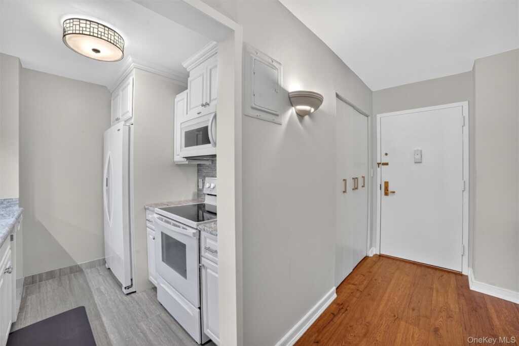 25 Rockledge Avenue, Unit #901W, White Plains, NY 10601 - Photo 3 of 33